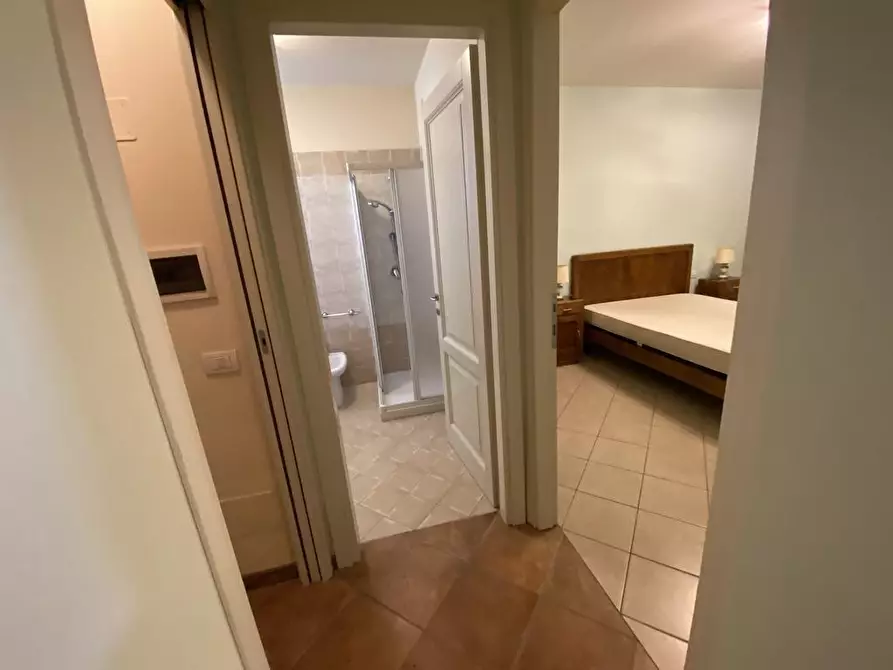 Immagine 13 di Appartamento in vendita  a Lucca