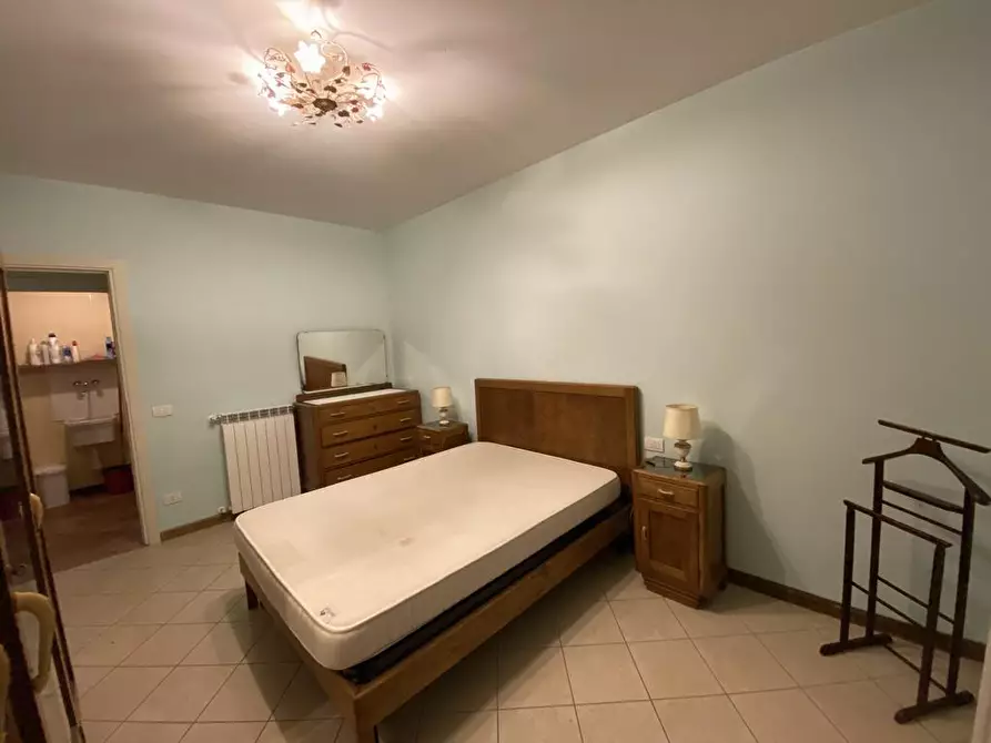 Immagine 5 di Appartamento in vendita  a Lucca