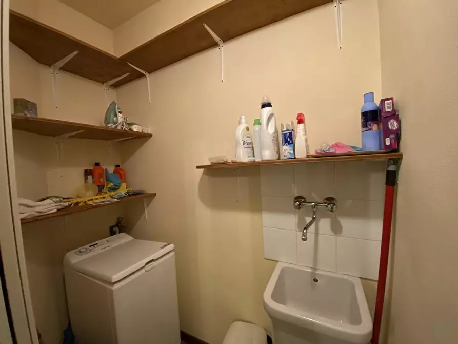 Immagine 11 di Appartamento in vendita  a Lucca