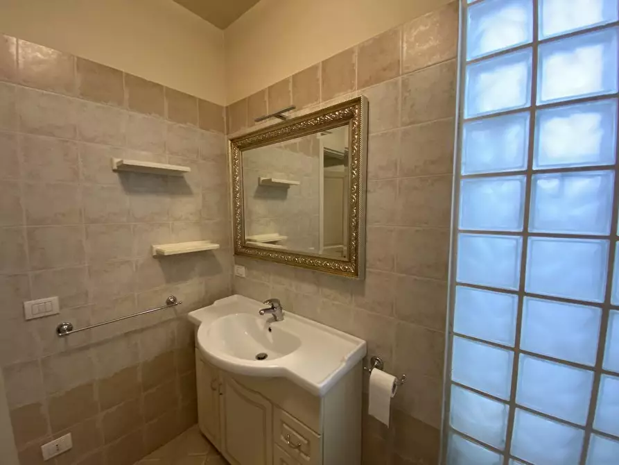 Immagine 10 di Appartamento in vendita  a Lucca