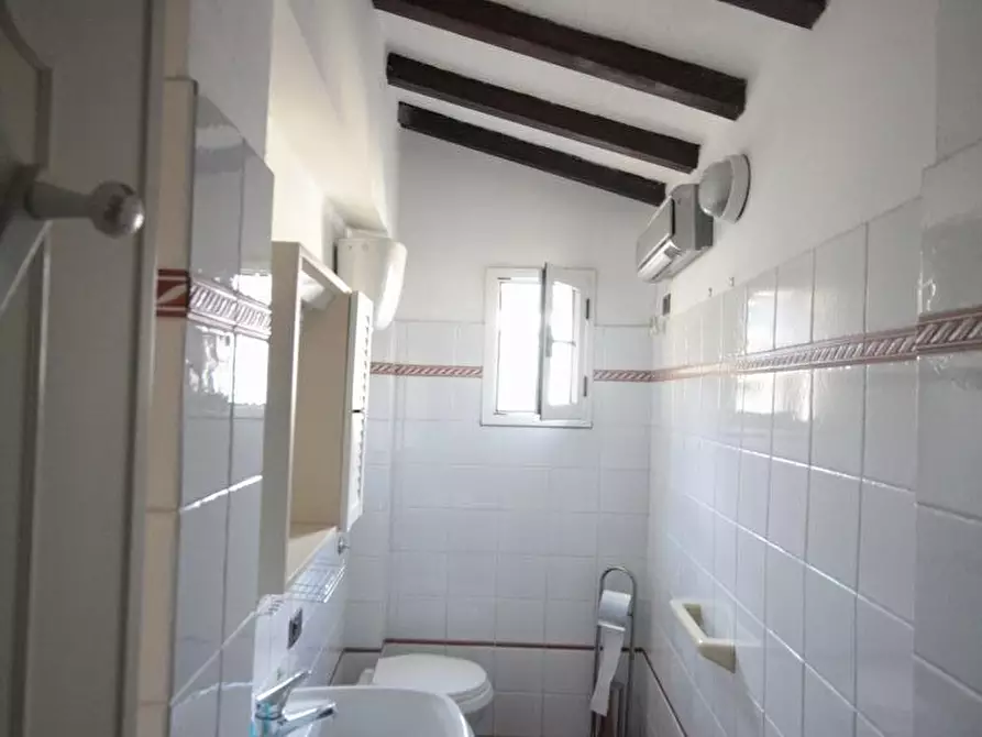 Immagine 13 di Appartamento in affitto  a Lucca