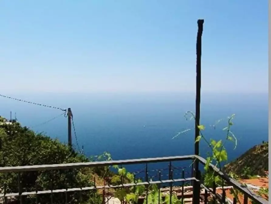 Immagine 11 di Rustico / casale in vendita  a La Spezia