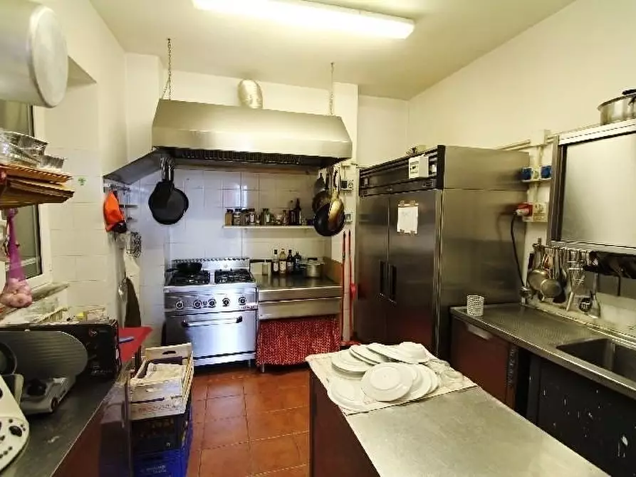 Immagine 14 di Negozio in vendita  a La Spezia