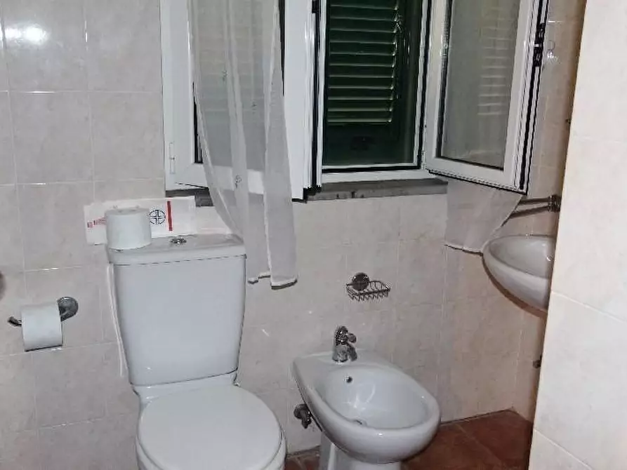 Immagine 31 di Negozio in vendita  a La Spezia