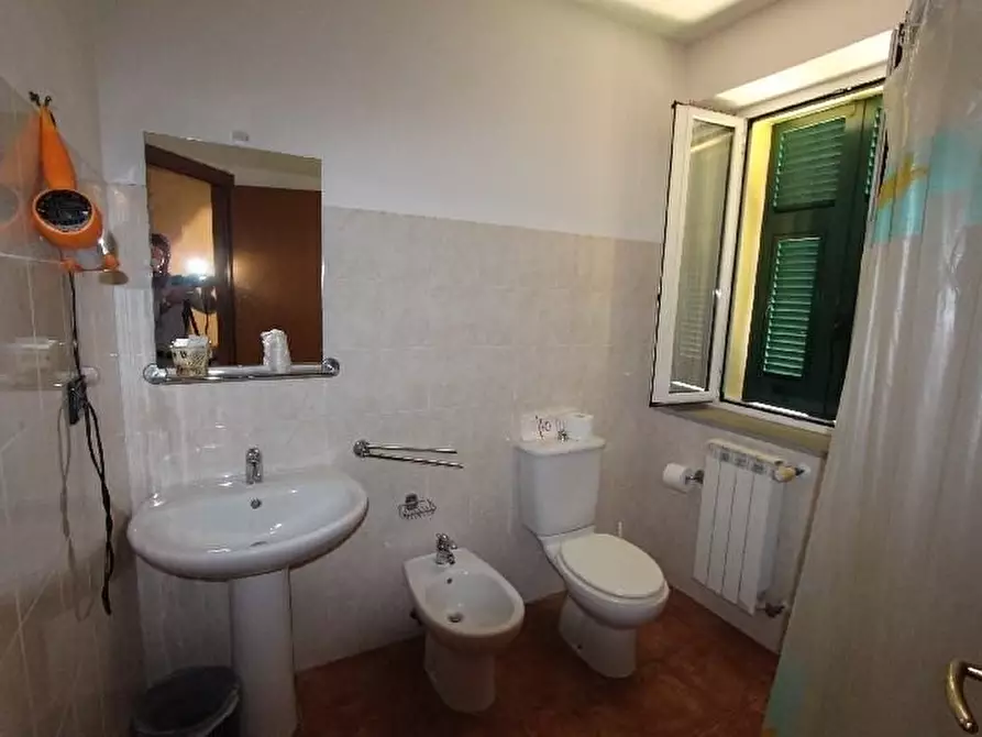 Immagine 33 di Negozio in vendita  a La Spezia