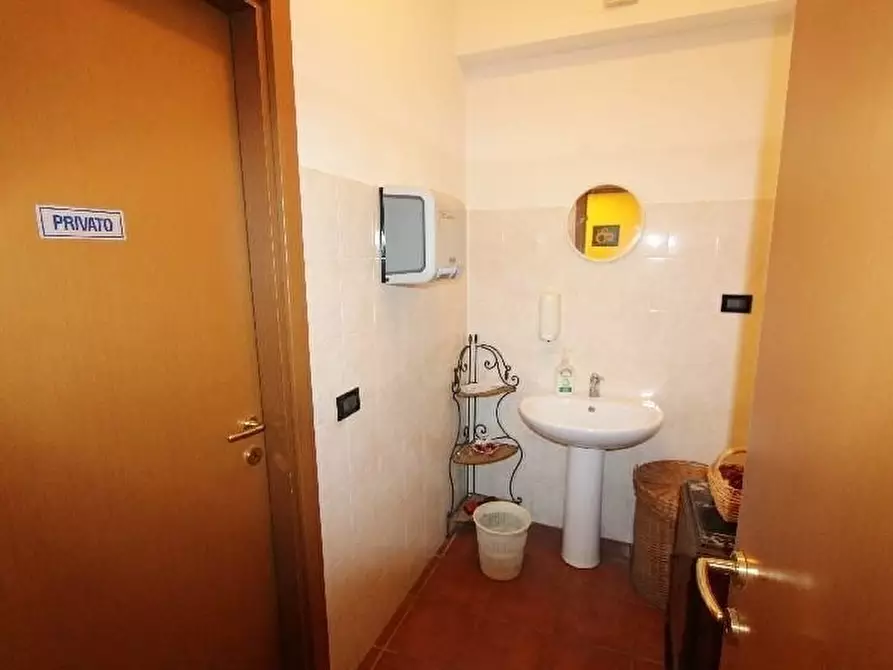 Immagine 29 di Negozio in vendita  a La Spezia