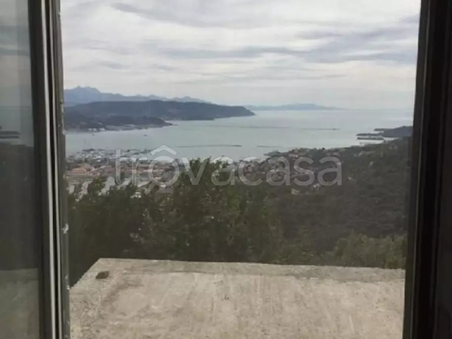Immagine 2 di Casa indipendente in vendita  a La Spezia