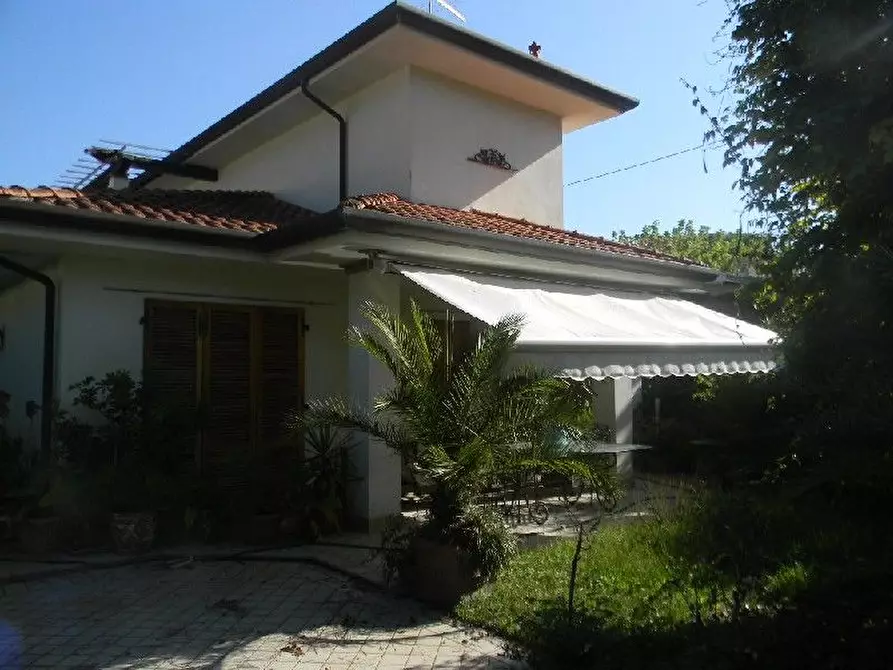 Immagine 9 di Villa in vendita  a Forte Dei Marmi