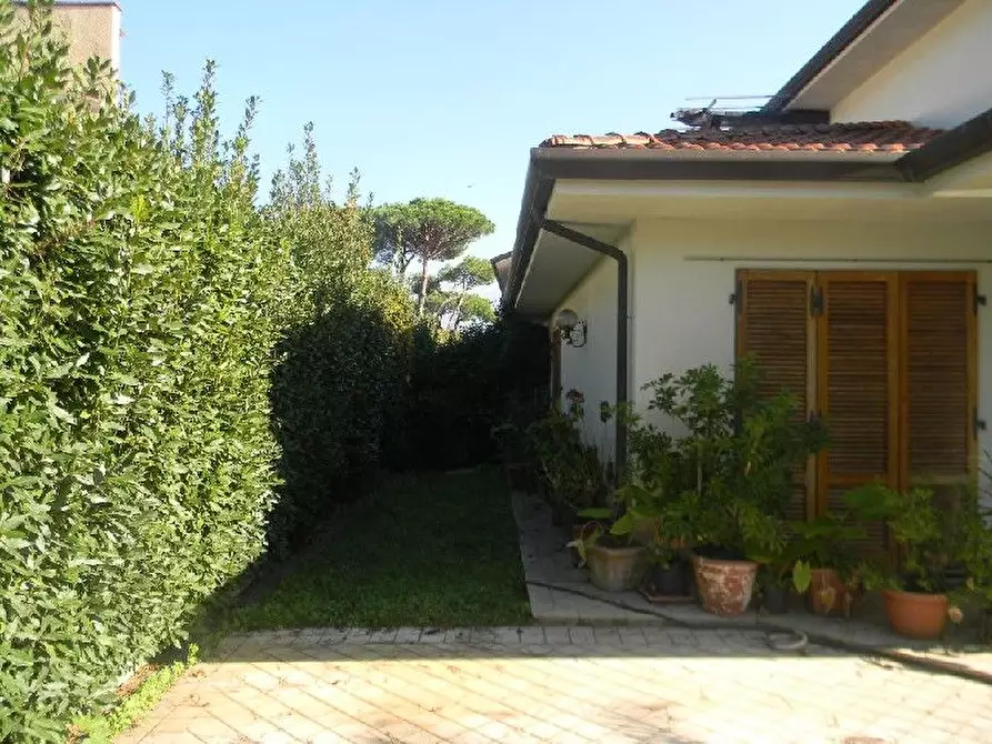Immagine 4 di Villa in vendita  a Forte Dei Marmi