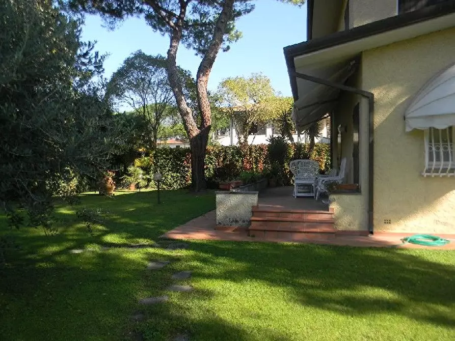 Immagine 8 di Villa in vendita  a Forte Dei Marmi