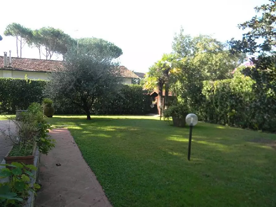 Immagine 9 di Villa in vendita  a Forte Dei Marmi