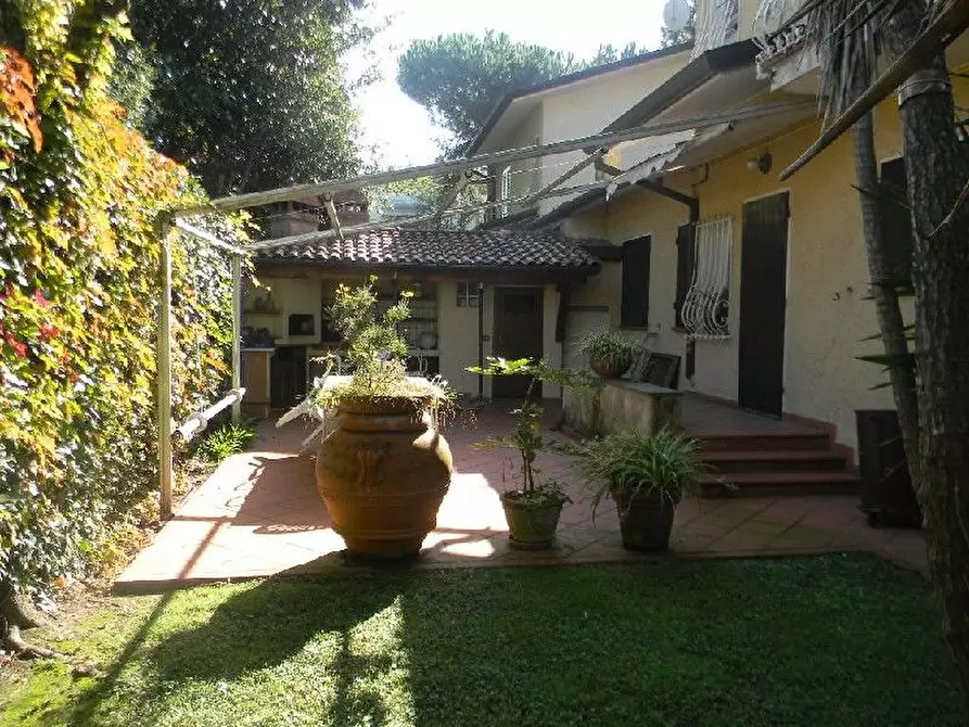 Immagine 15 di Villa in vendita  a Forte Dei Marmi