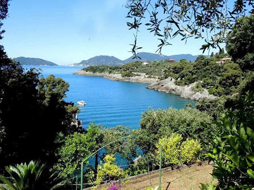 Immagine 11 di Villa in vendita  a Lerici