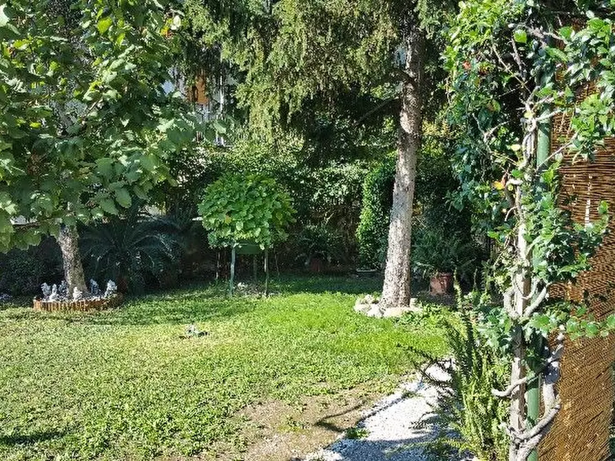 Immagine 7 di Casa indipendente in vendita  a La Spezia