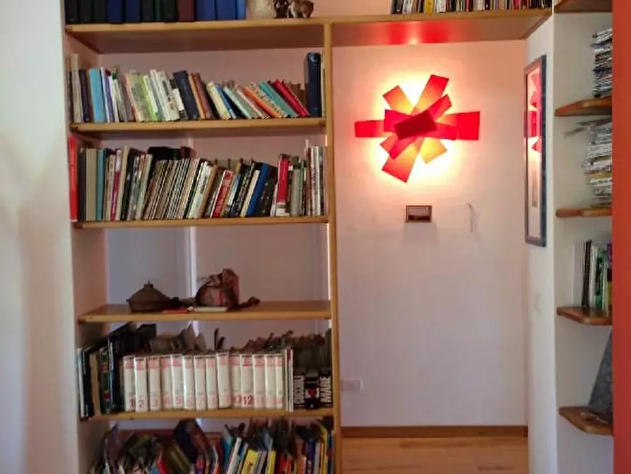 Immagine 2 di Casa indipendente in vendita  a La Spezia