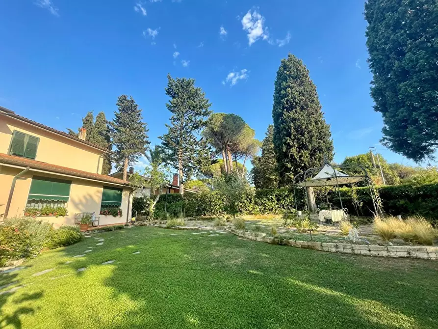 Immagine 9 di Villa in vendita  a Livorno