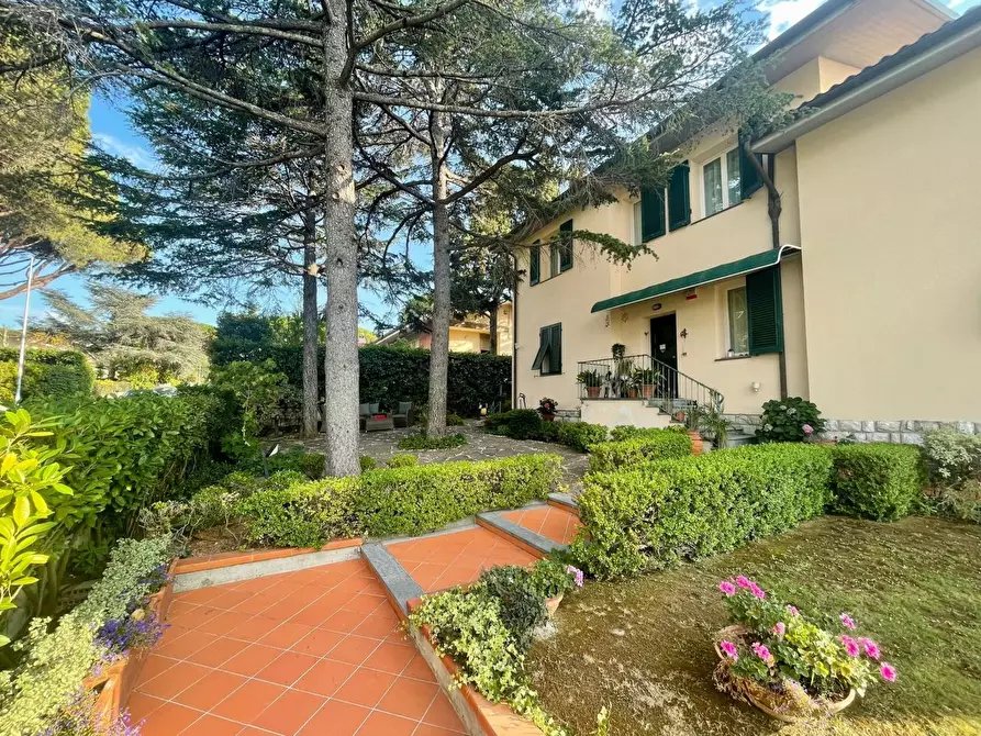 Immagine 15 di Villa in vendita  a Livorno