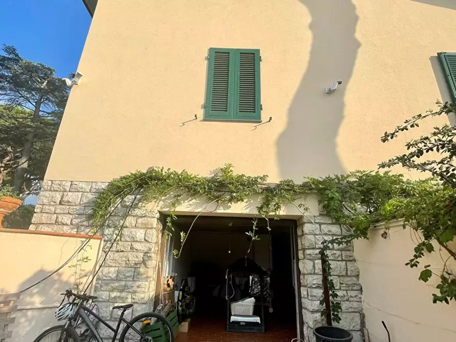 Immagine 12 di Villa in vendita  a Livorno