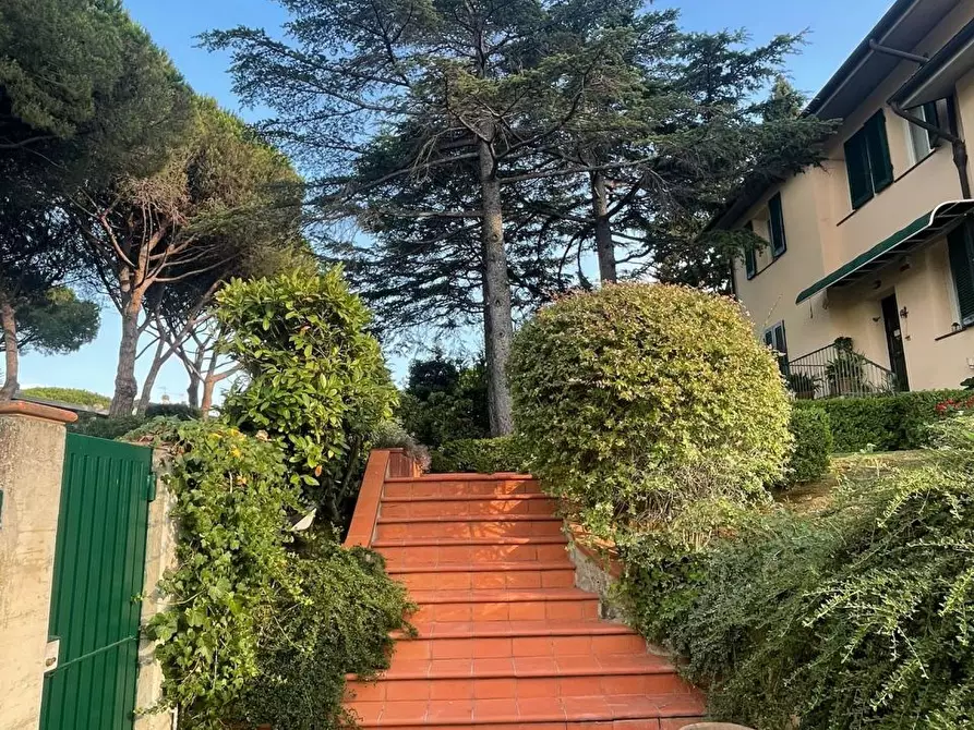 Immagine 2 di Villa in vendita  a Livorno