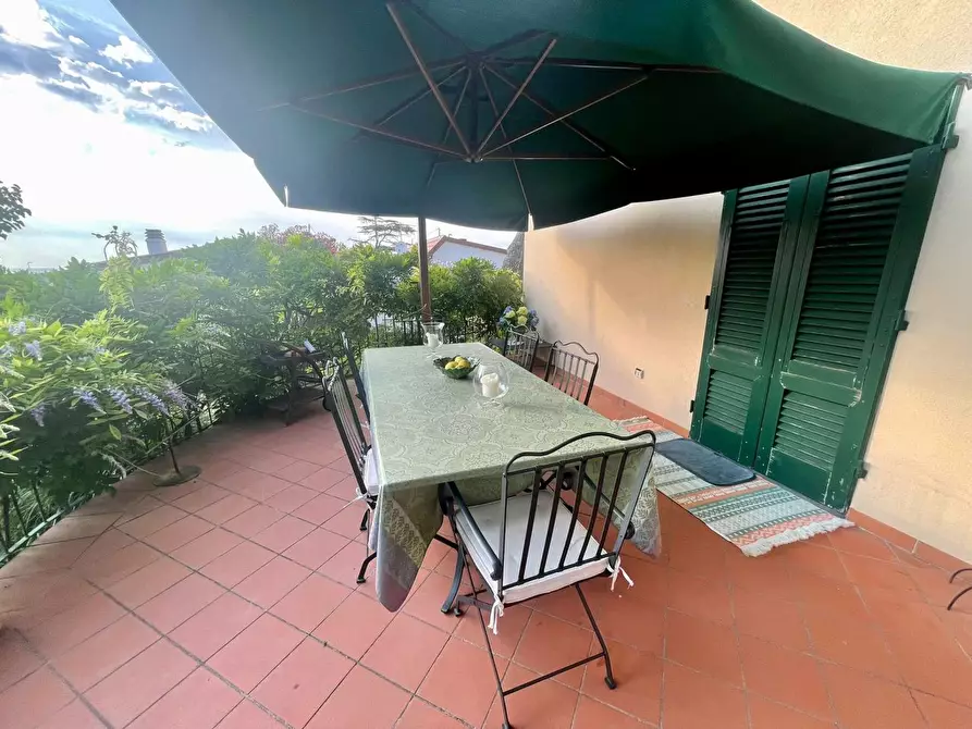 Immagine 5 di Villa in vendita  a Livorno