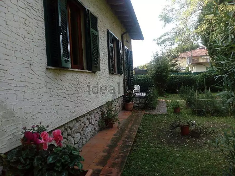Immagine 22 di Villa in vendita  a Massa