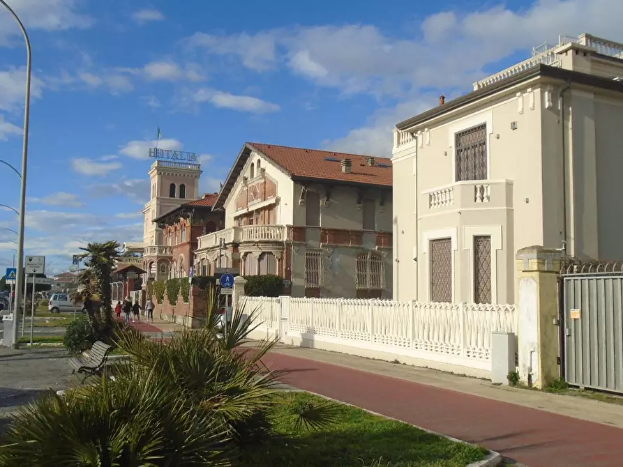 Immagine 43 di Villa in vendita  a Massa