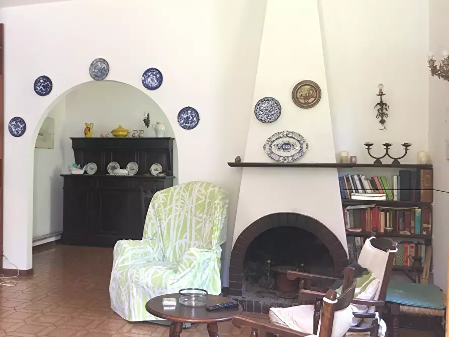 Immagine 11 di Villa in vendita  a Massa