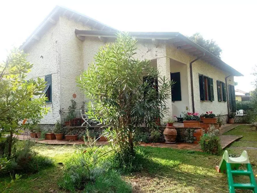 Immagine 1 di Villa in vendita  a Massa