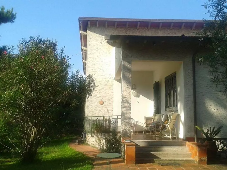 Immagine 19 di Villa in vendita  a Massa
