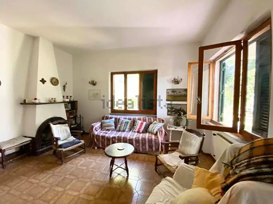 Immagine 9 di Villa in vendita  a Massa