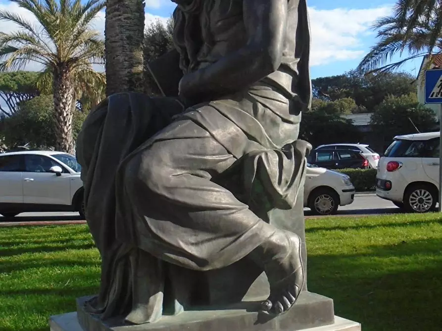 Immagine 36 di Porzione di casa in vendita  a Massa