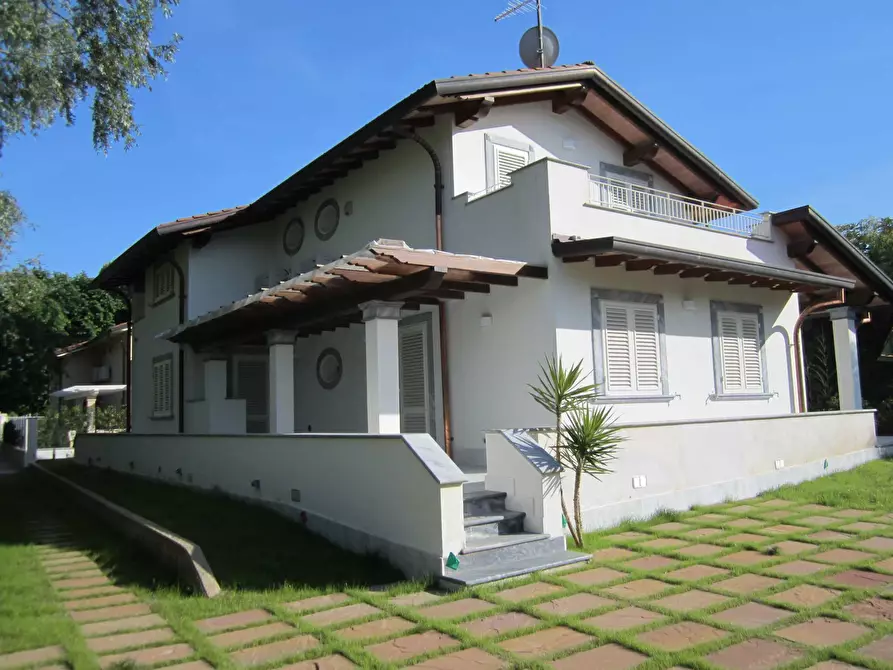 Immagine 2 di Villa in vendita  a Pietrasanta