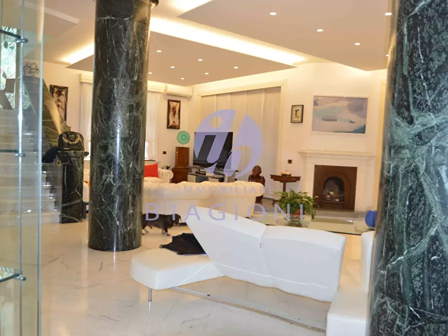 Immagine 10 di Villa in vendita  a Camaiore