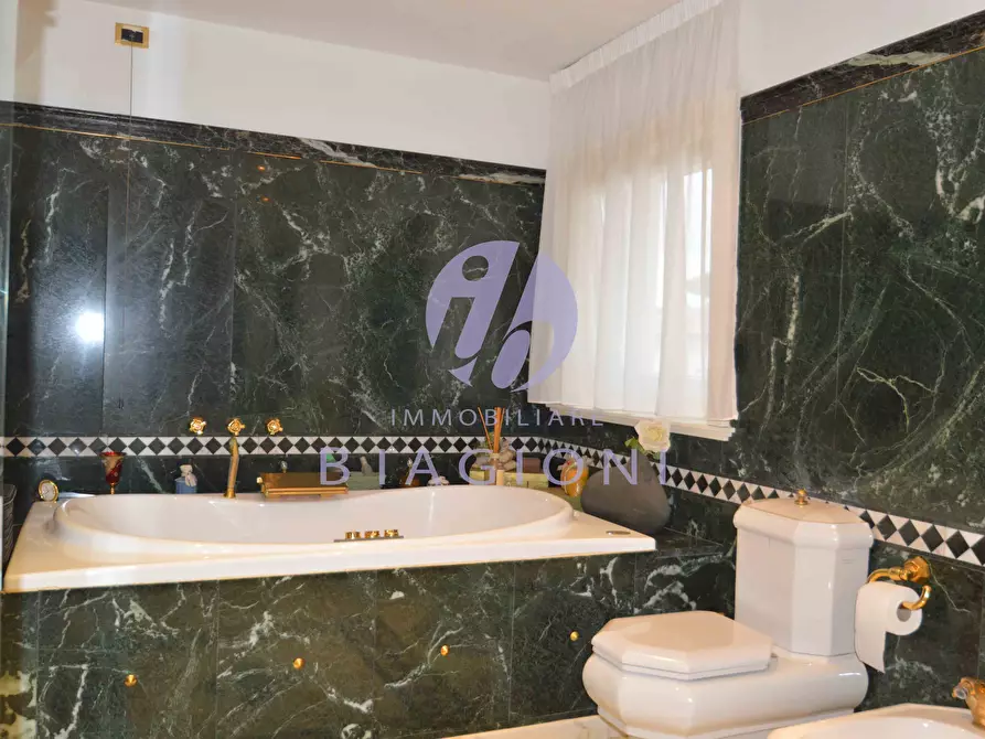 Immagine 37 di Villa in vendita  a Camaiore