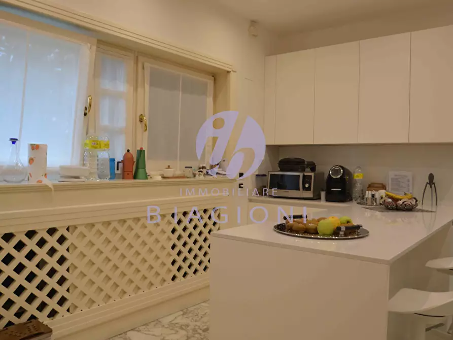 Immagine 17 di Villa in vendita  a Camaiore