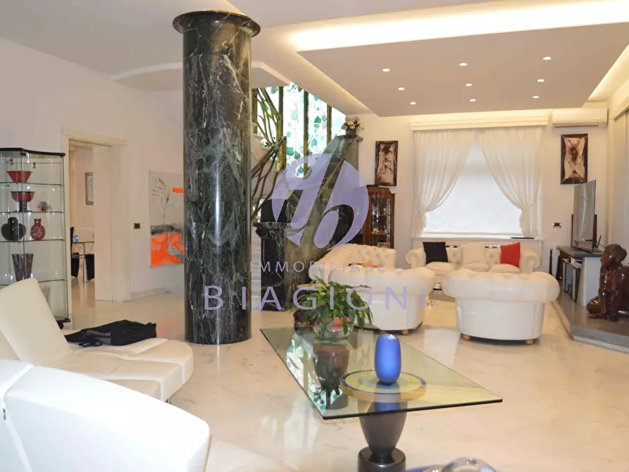 Immagine 9 di Villa in vendita  a Camaiore