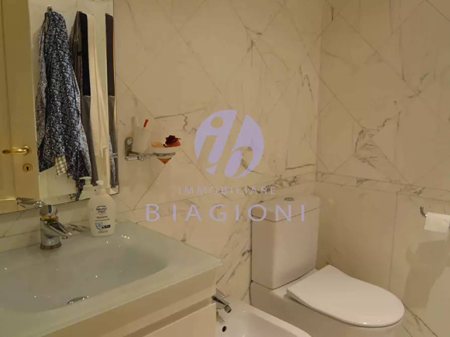 Immagine 18 di Villa in vendita  a Camaiore