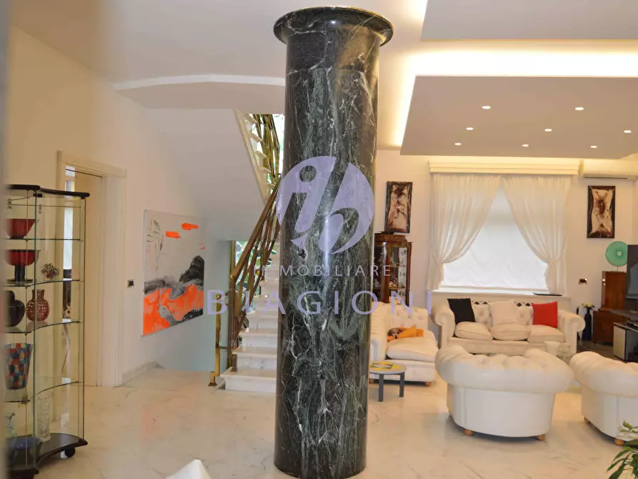Immagine 11 di Villa in vendita  a Camaiore