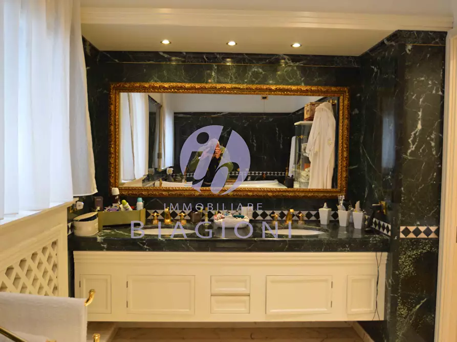 Immagine 38 di Villa in vendita  a Camaiore