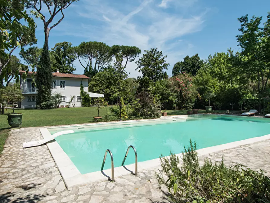 Immagine 5 di Villa in vendita  a Pietrasanta
