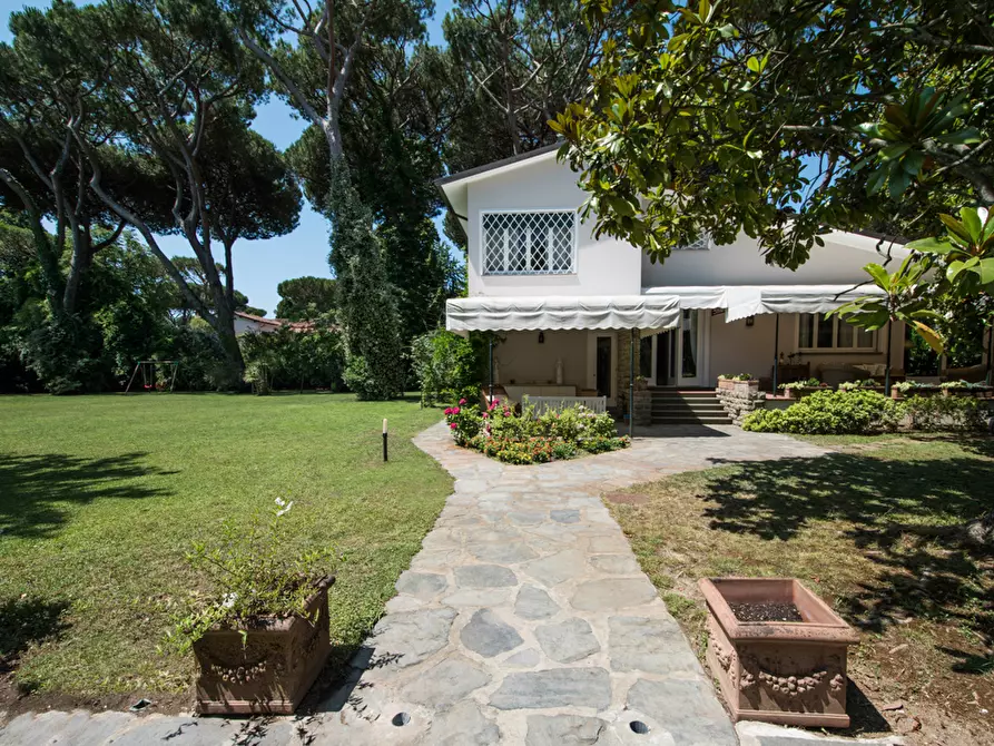 Immagine 13 di Villa in vendita  a Pietrasanta