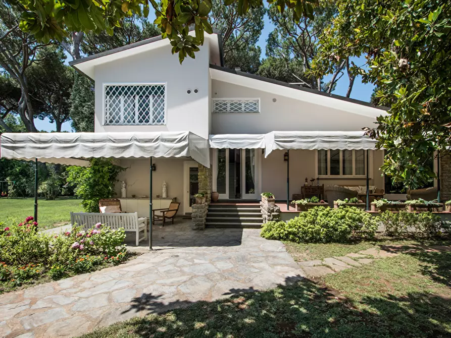 Immagine 22 di Villa in vendita  a Pietrasanta