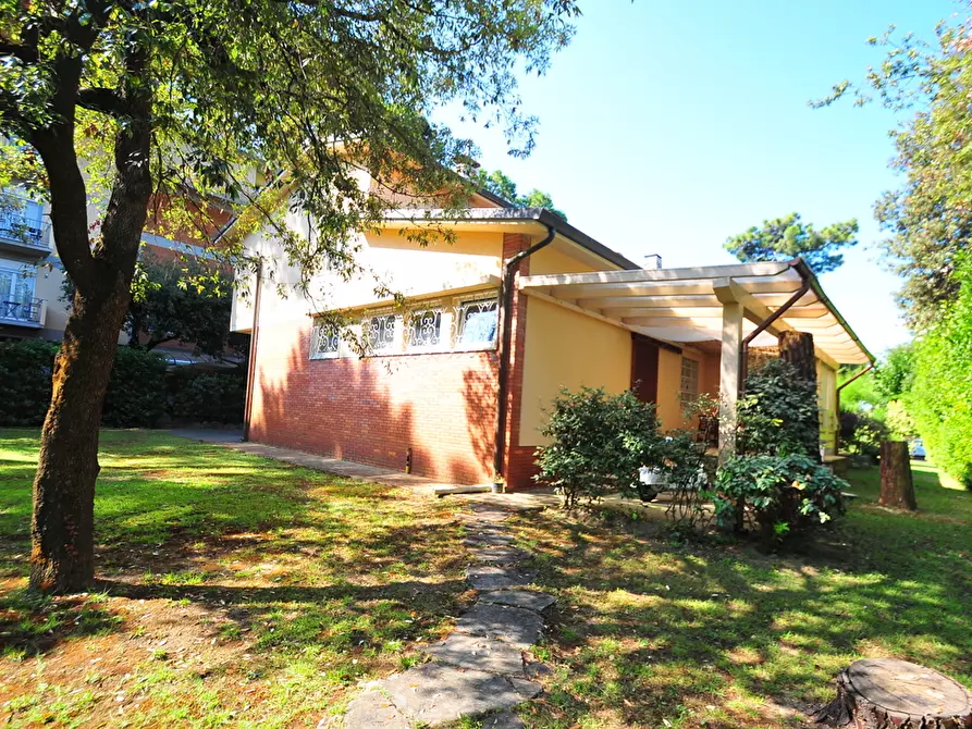 Immagine 5 di Villa in vendita  a Pietrasanta