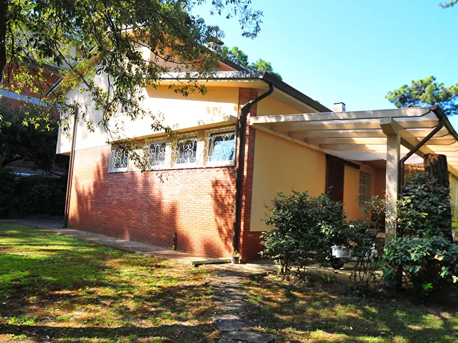 Immagine 12 di Villa in vendita  a Pietrasanta