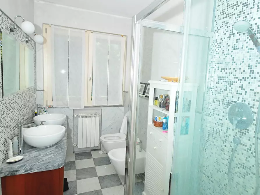 Immagine 21 di Villa in vendita  a Pietrasanta