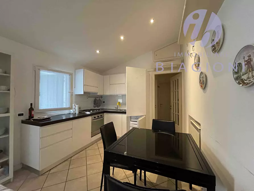 Immagine 1 di Appartamento in affitto  a Pietrasanta