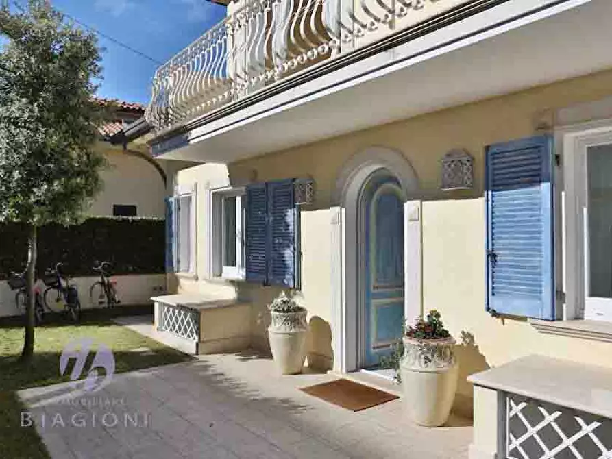 Immagine 3 di Villa in vendita  a Pietrasanta