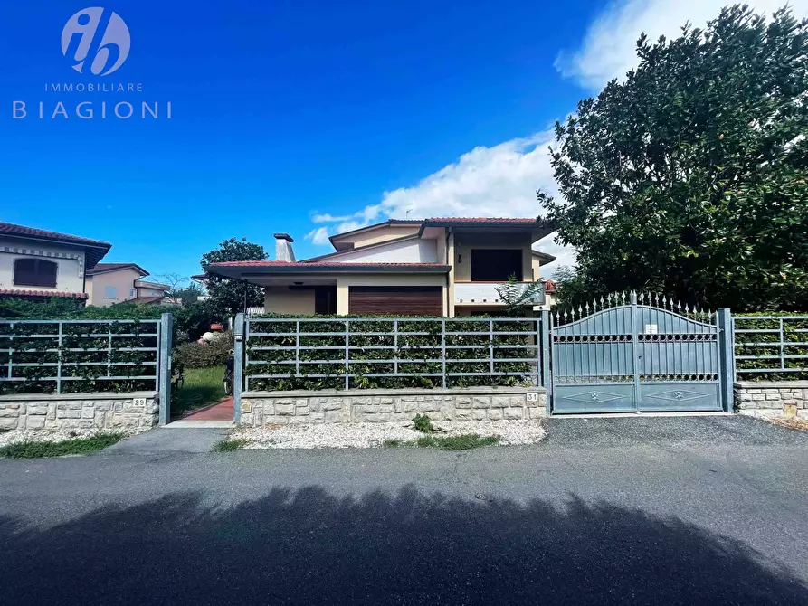 Immagine 6 di Villa in vendita  a Pietrasanta