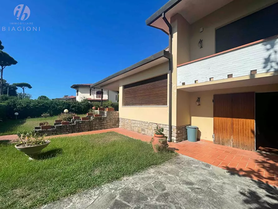Immagine 5 di Villa in vendita  a Pietrasanta