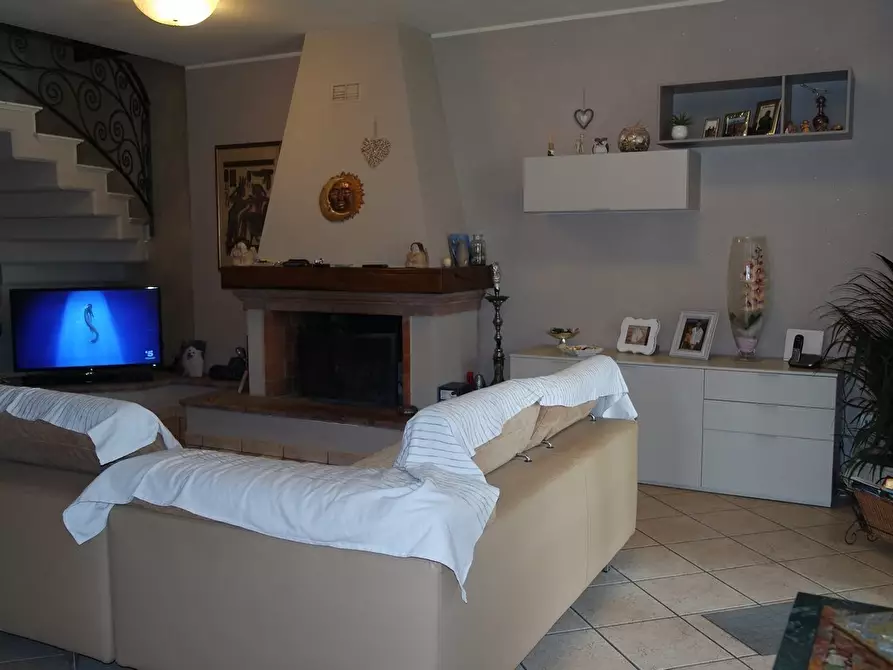 Immagine 9 di Casa semindipendente in vendita  a Ortonovo